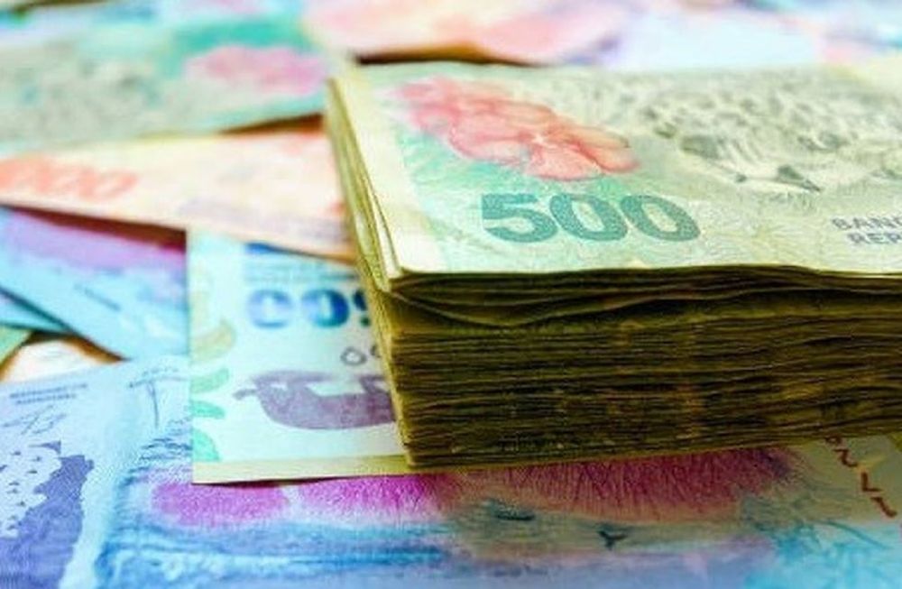 El cálculo puede variar según la modalidad en la que fue contratado, pero de acuerdo con la ley que regula al trabajo, “tratándose de trabajos remunerados con sueldo mensual”, se obtiene “dividiendo por veinticinco (25) el importe del sueldo