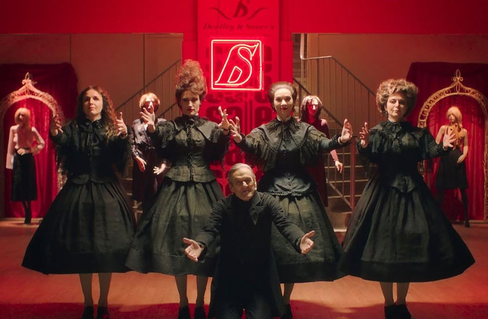 In fabric: vistiendo la muerte, fascinante película de terror y humor negro que se ofrece en Amazon Prime.