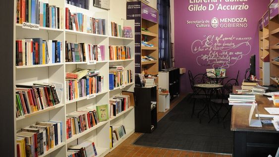 En la librería pública Gildo DAccurzio se encuentran muchas de las obras de literatura mendocina que han sido objeto de estudio de nuestras investigadoras mendocinas.