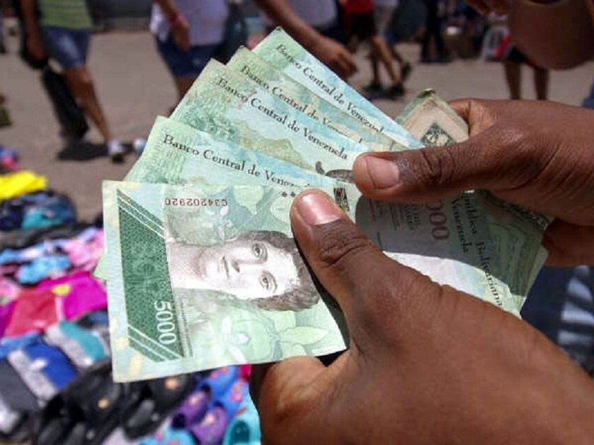 Venezuela estrena billetes bajo el temor de más crisis