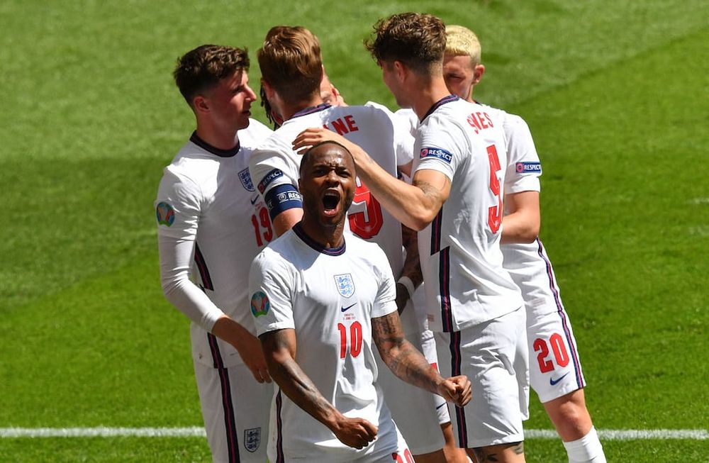 Raheem Sterling festeja por el gol que le da la victoria parcial al seleccionado ingles.
