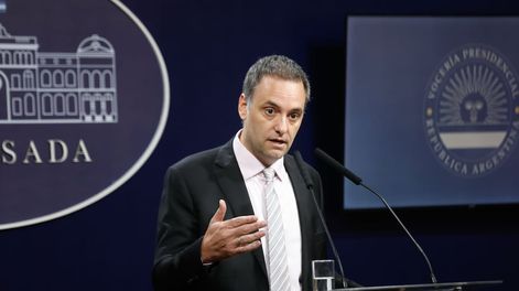 Adorni reafirmó que el gobierno “no va a intervenir en precios” y prometió “pulverizar” la inflación. / Foto: Presidencia
