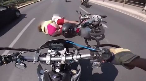 Video: iba en bikini a bordo de una moto y sufrió tremenda caída sobre una autopista