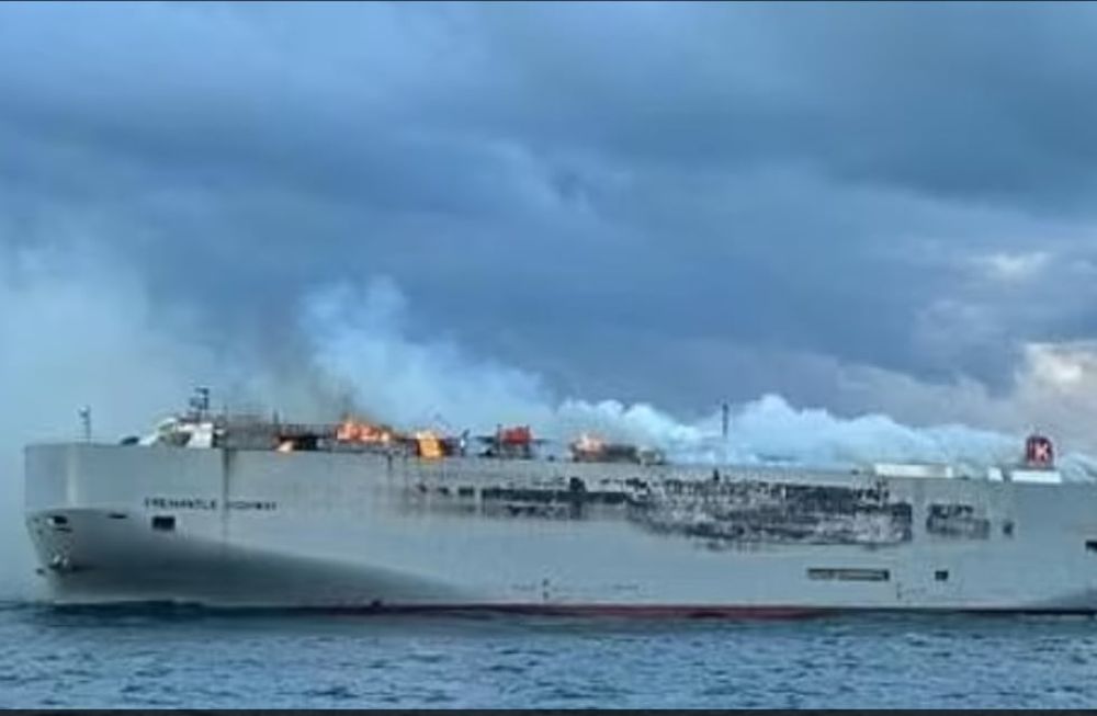 Barcos y helicópteros sacaron a los 23 tripulantes del barco, que no habían logrado apagar las llamas. Gentileza