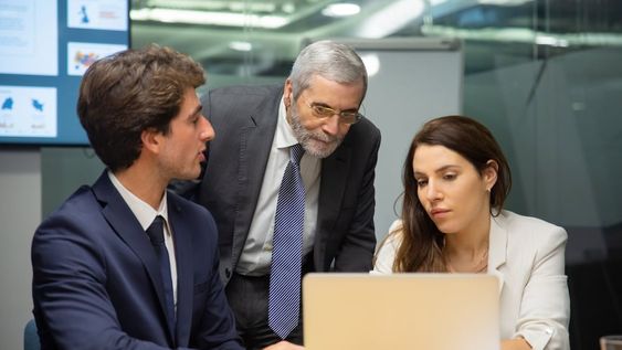 Brecha salarial, puestos de liderazgo: un estudio revela cómo es la situación laboral de las mujeres en Argentina
