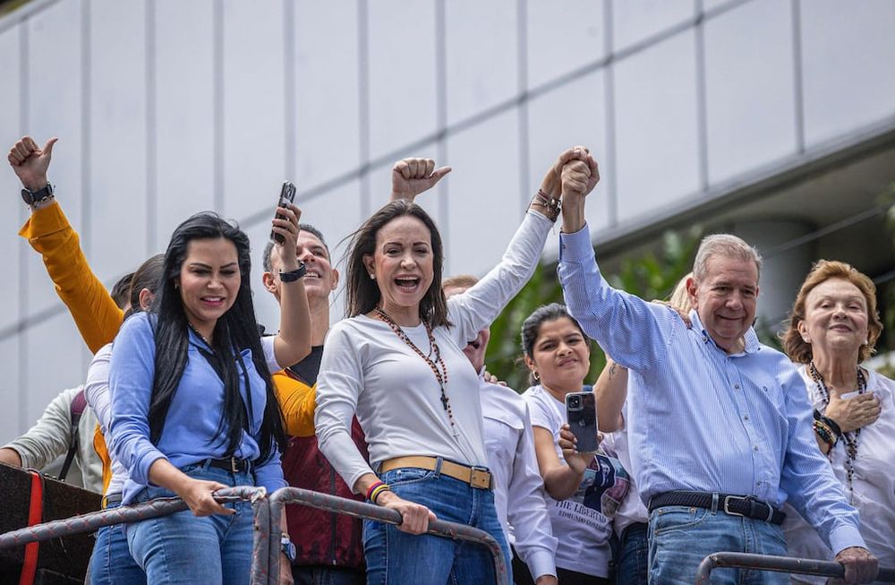 La líder opositora venezolana María Corina Machado (2-i) y el candidato a la presidencia de Venezuela Edmundo González Urrutia (d) participan en una manifestación de apoyo este martes, en Caracas (Venezuela). Miles de venezolanos se han concentrado este martes en Caracas, en un acto convocado por la oposición mayoritaria, para rechazar por segundo día consecutivo lo que consideran es un fraude en los resultados oficiales del Consejo Nacional Electoral (CNE), que en la víspera proclamó a Nicolás Maduro como presidente reelecto con el 51,2 % de los votos. Foto: EFE/ Henry Chirinos