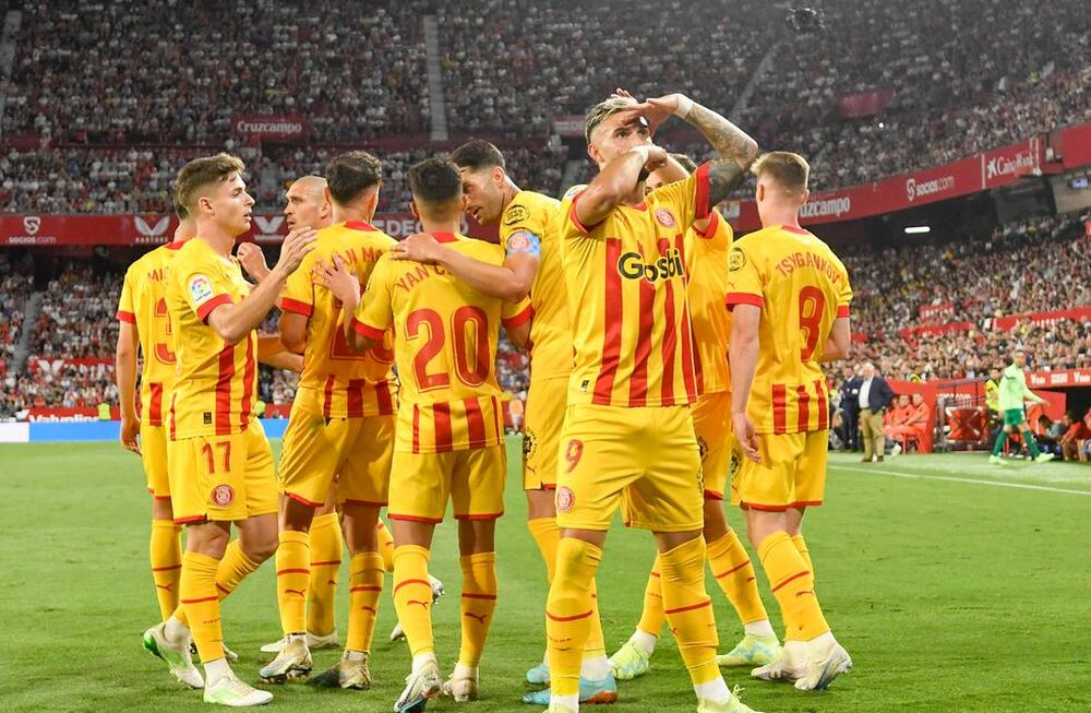 SEVILLA, 01/05/2023.- El delantero del Girona Valentín Castellanos (2-d) celebra tras marcar el segundo gol ante el Sevilla, durante el partido de LaLiga Santander de fútbol que Sevilla FC y Girona FC disputan este lunes en el estadio Ramón Sánchez-Pizjúan. EFE/Raúl Caro