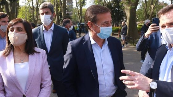 La Ministra de Cultura, Mariana Juri y el gobernador de Mendozxa, Rodolfo Suarez en la Plaza Arenales al dejar inaugurado el Distrito del Vino.