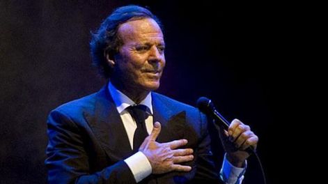 Los Andes | Julio Iglesias se encaminaba a ser un arquero estrella en el Real Madrid, pero la noche en que festejaba su cumpleaños 20 sufrió un accidente que lo retiró del fútbol. Y así comenzó su carrera artística. (AP)