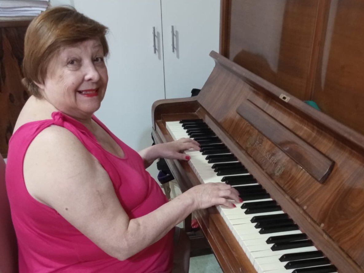 Tras jubilarse y enviudar en pandemia, Adriana alcanzó su sueño: con 76 años, se recibió de profesora de piano