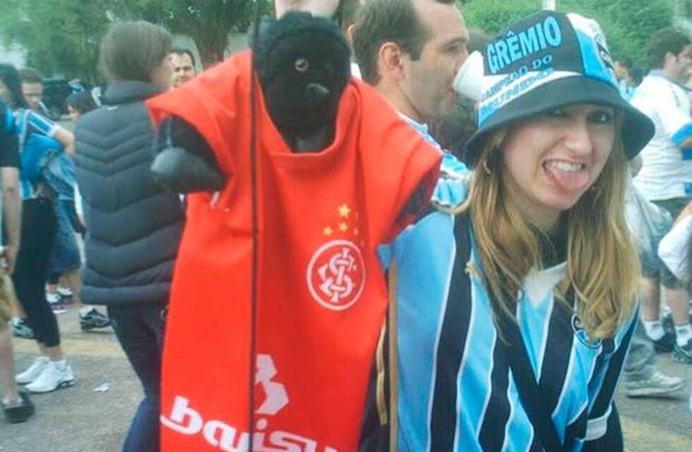 Hincha brasileña arrepentida: por sus gritos racistas, la echaron del trabajo y apedrearon su casa