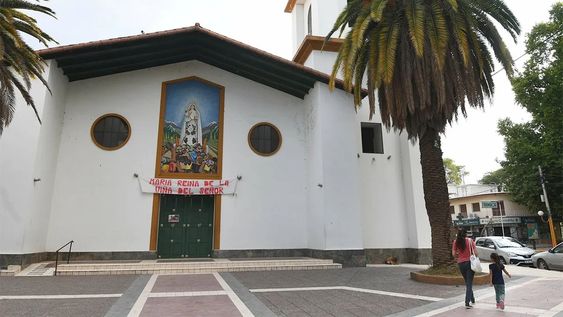 Parroquia Nuestra Señora de la Carrodilla ubicada en el Distrito Carrodilla del Departamento de Lujan de Cuyo.