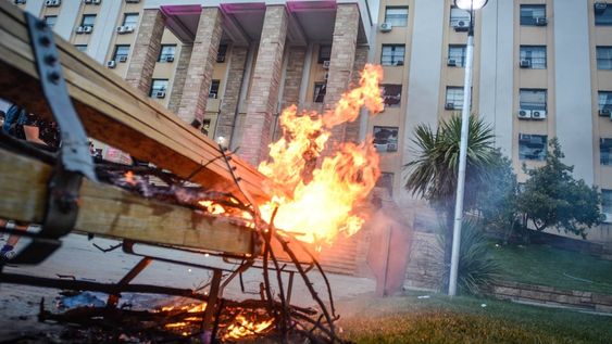 La marcha por justicia para Florencia Romano terminó con fuego y destrozos por un grupo violento que apedreó vidrios e incendió oficinas de la Casa de Gobierno y la Legislatura.