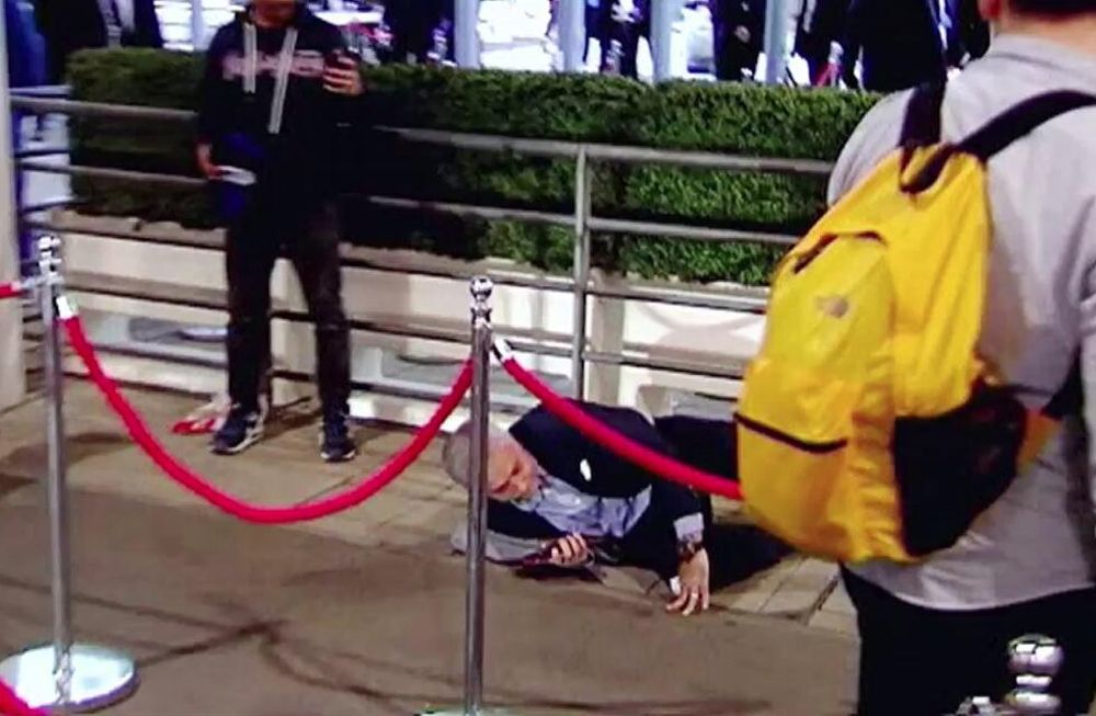José Mourinho sufrió una aparatosa caída en Wembley