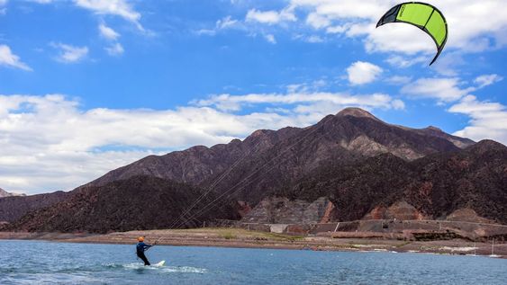 Expansión.  Los pioneros de este deporte a nivel provincial calculan que en cuatro años el dique Potrerillos estará colmado por “riders”. Buscan que se les asigne un lugar en el lago. Foto: Mariana Villa / Los Andes.