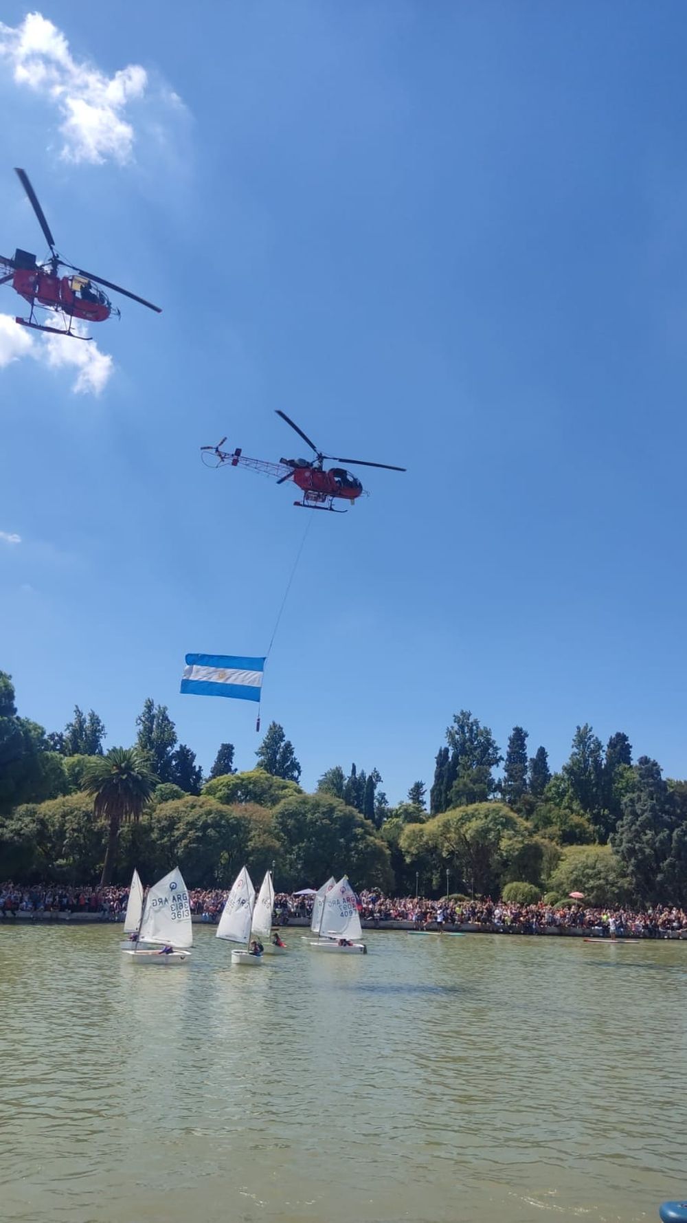 Helicópteros de la Fuerza Aérea Argentina realizaron maniobras de rescate y simulación de recuperación de un piloto eyectado sobre el lago del Parque San Martín.  