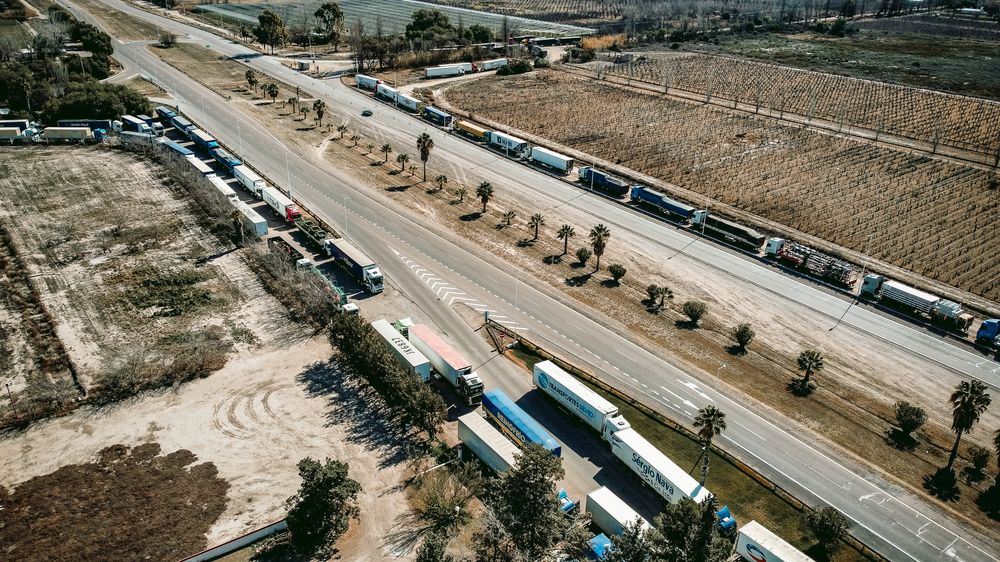 El paso a Chile lleva más de un mes cerrado por intensas nevadas y hay miles de camiones varados