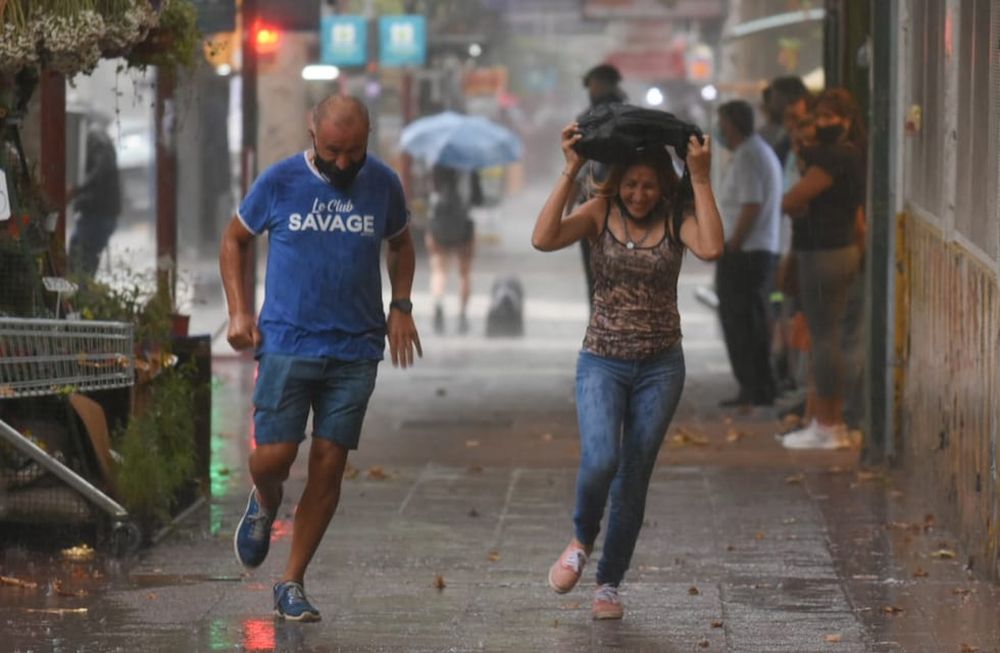 El SMN emitió una alerta por fuertes tormentas en 15 provincias, entre ellas, Mendoza. - Los Andes