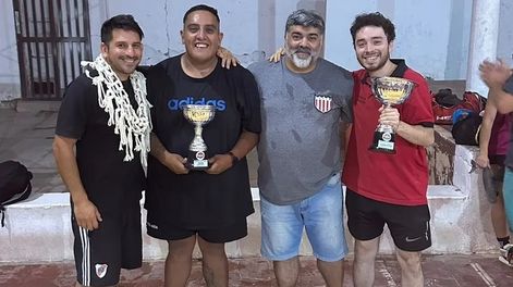 Guillermo Centorbi (remera gris) junto a Marito Rosales (remera negra con la Copa), cuando ambos trabajan en Juventud Mendocina. Absurda agresiòn en el basquet de Mendoza.&nbsp;