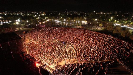 Más de 30 mil personas colmaron el nuevo teatro griego de Maipú.