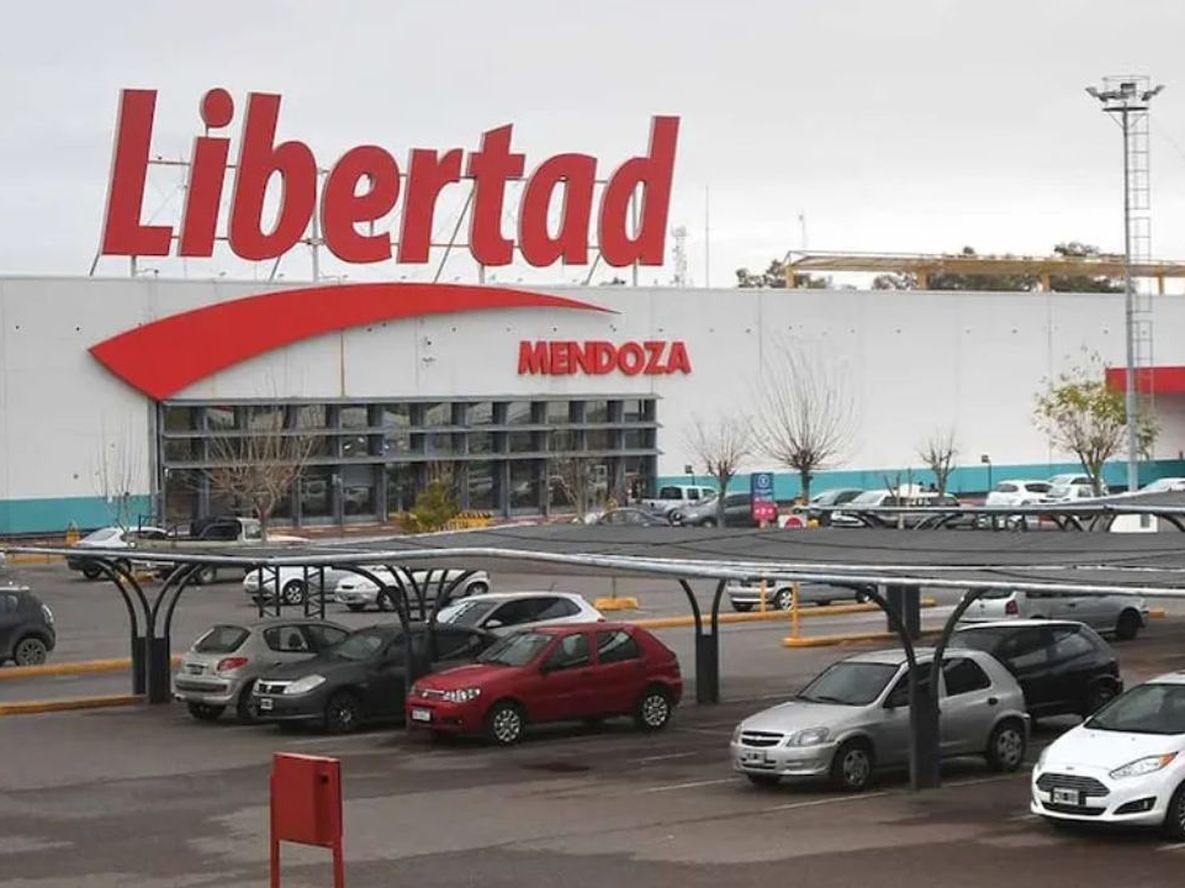 Grupo Libertad vendió su centro logístico y doce supermercados.