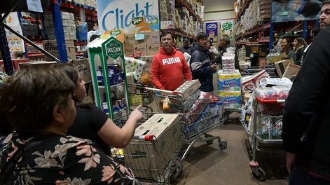 Los Andes | Tour de compras de chilenos por mercados de Mendoza. La devaluación constante del peso argentino se transforma en oportunidades de compras para los transandinos. Un supermercado mayorista esta mañana mostraba cientos de chilenos comprando / Foto: Orlando