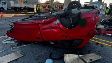 Un hombre falleció tras incrustarse el vehículo en el que circulaba por la Autopista Panamericana en una  cabina de peaje. Foto: prensa policía /NA