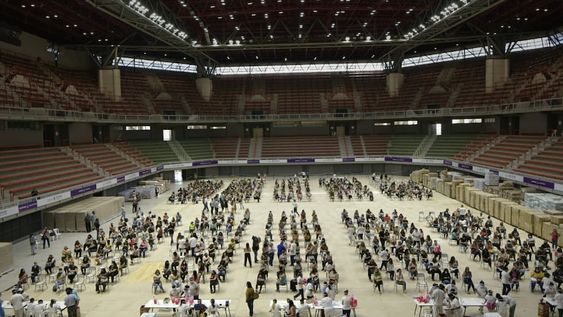 Unos 500 docentes por turno están siendo vacunados en este momento en el Estadio Cubierto Aconcagua Arena, en el parque San Martín. | Foto: Orlando Pelichotti.