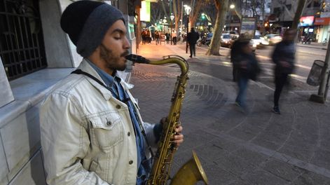Los Andes | La intención es tener un relevamiento de los artistas que se presentan en las calles capitalinas, así como de las talentosas personas y grupos que las interpretan.
