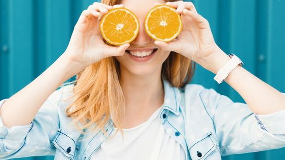 La vitamina C tiene un gran efecto antioxidante, por lo que previene el envejecimiento prematuro de las células. Imagen ilustrativa / Web