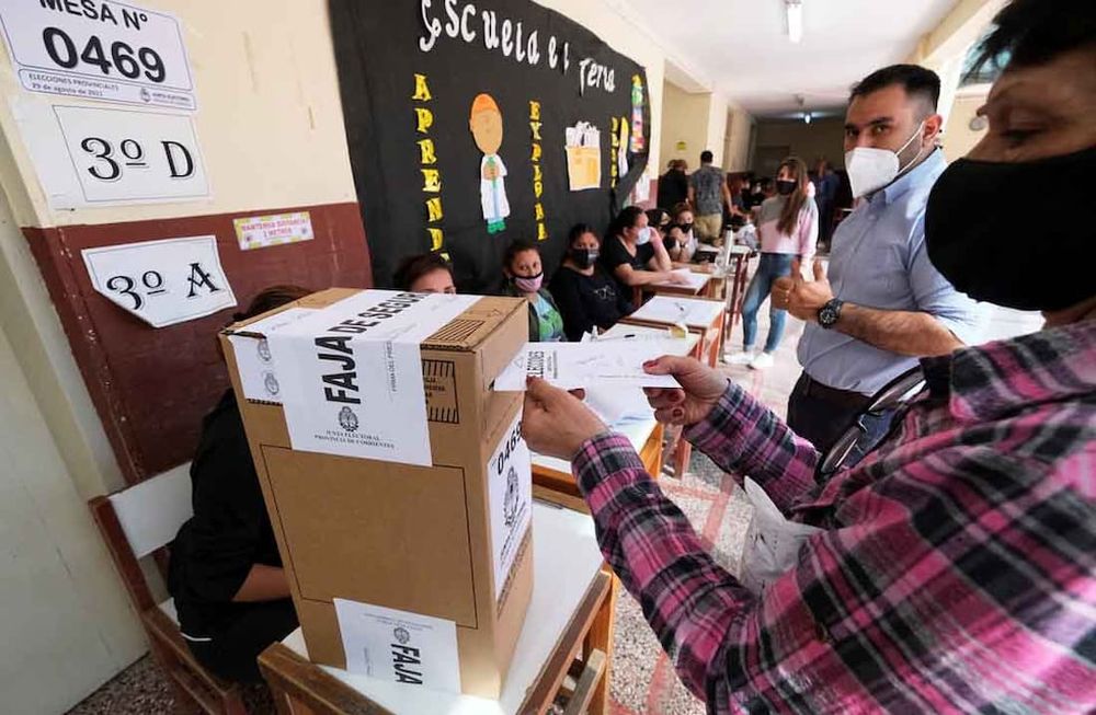 ID:6497395 elecciones voto urna29/08/2021; Corrientes: Las comicios provinciales en Corrientes para elegir gobernador y vice, legisladores e intendentes y concejales en 57 municipios, se desarrollan con normalidad pasadas las 15 y ya votaron los principales candidatos de la alianza gobernante ECO Vamos Corrientes y los del Frente Corrientes de Todos y más del 25% del padrón habilitado, informaron fuentes electorales.Foto: Germán Pomar/Télam/VIC