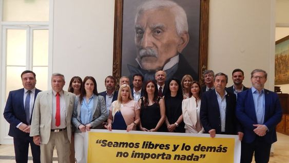 El Pro bullrichista, el demarchista y radicales armaron una foto para apoyar a Javier Milei.
