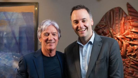 Manuel Adorni junto al periodista libertario Marcelo Grandio.