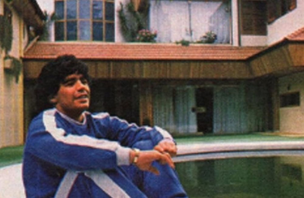 Un joven Diego y una de las tantas casas que compró durante su carrera. / archivo