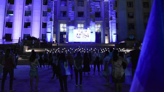 Con velas y los colores celeste y blanco, las organizaciones se reunieron en Casa de Gobierno para protestar contra la legislación de la Interrupción Voluntaria del Aborto. - Mariana Villa / Los Andes