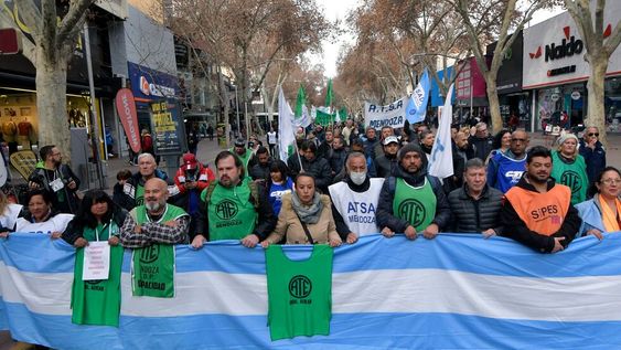 Protesta de ATEATE(Asociación Trabajadores del Estado), realiza una protesta y marchas  tras la detención de Macho por el corte de callesmientras se transitaba un contexto de paritarias. Tras la detención de  Roberto Macho, secretario general de la Asociación de Trabajadores del Estado (ATE) y Adriana Iranzo, secretaria adjunta del gremio, quienes no se habían presentado a declarar esta semana.Foto: Orlando Pelichotti / Los Andes