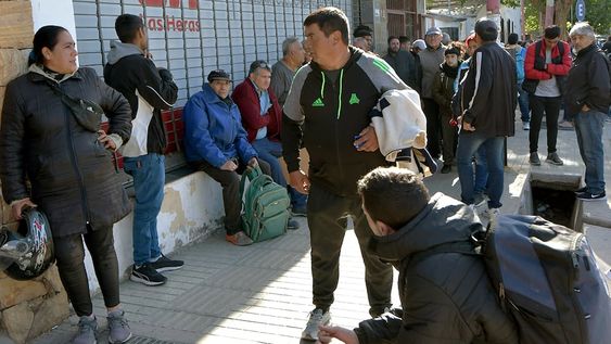 Los primeros días de inscripción para el Refuerzo Alimentario para Adultos hubo largas filas en las oficinas de Anses. Foto: Orlando Pelichotti / Los Andes