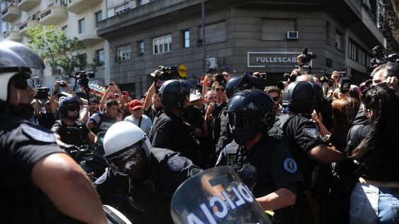 Organizaciones sociales y piqueteros en la Ciudad de Buenos Aires se manifestaron rodeados de la fuerzas de seguridad. Foto: Federico López Claro