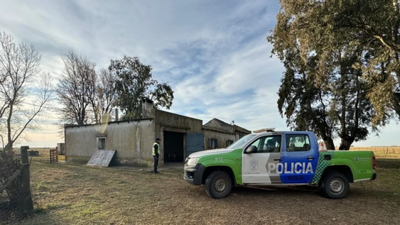 dolor en olavarria: hallaron muerta a una familia entera y apuntan a un doble crimen