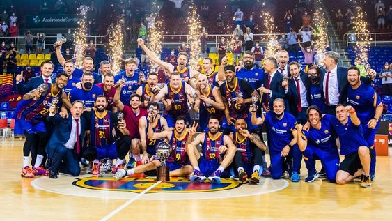 El festejo de Barcelona, con el cordobés Leandro Bolmaro, tras consagrarse campeón de España, un título que no conseguía desde 2014. (Prensa Barcelona)
