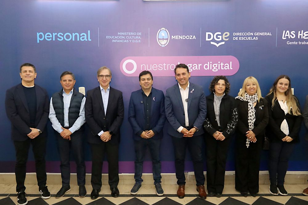 Personal inauguró en Mendoza su primer aula de formación digital e inteligencia artificial y en el acto estuvieron ejecutivos de la empresa, junto a directivos de la escuela, el intendente de Las Heras, Francisco Lo Presti, y el titular de la DGE, Tadeo García Zalazar.