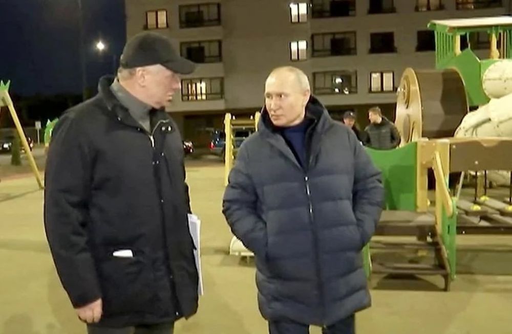 El mandatario ruso, Vladimir Putin, habló con residentes de Mariúpol. Las imágenes fueron compartidas por la televisión rusa. Foto: Captura Video.