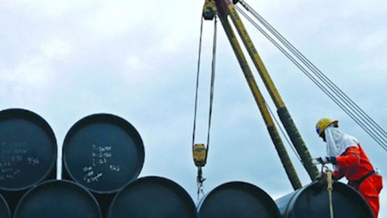 Petróleo sigue el desplome ante la falta de espacio para almacenar el crudo