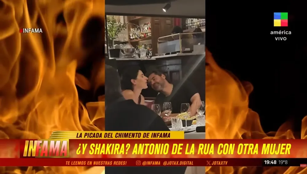 Antonio de la Rúa a los besos pero con una mujer que no es Shakira.