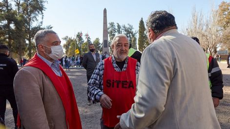 Los Andes | Julio Bellido Ansaldi, Secretario Adjunto de Sitea junto Víctor Dagfal hablan con Fabián Oso Tello, Secretario de Intendencia del municipio.