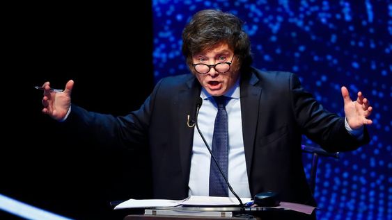 Javier Milei, candidato presidencial por la coalición La Libertad Avanza, habla durante un debate el domingo 8 de octubre de 2023, en Buenos Aires, Argentina. Las elecciones generales se llevarán a cabo el 22 de octubre. (Agustín Marcarian, foto compartida vía AP)