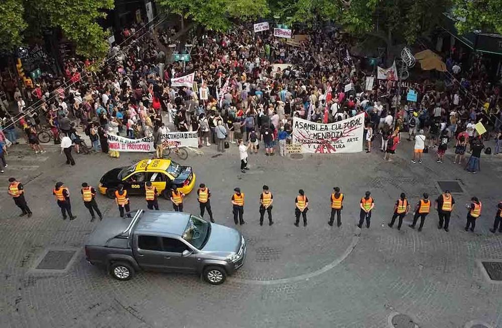 Con gran cantidad de policías, artistas mendocinos realizan una protesta en Peatonal Sarmiento y Av. San Martín de Ciudad en reclamo al DNU del gobierno nacionalFoto: José Gutierrez / Los Andes