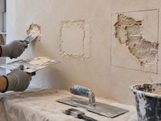 Cada albañil tiene un método distinto, pero todos advierten que si se aplica enduido o pintura sobre una base húmeda, el agua puede quedar atrapada.