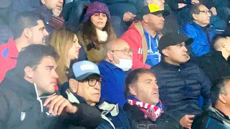 El Chapa Retegui junto a su padre, festejó el triunfo de Tigre ante Central con dos goles de su hijo Mateo. / Gentileza.