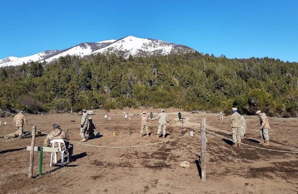Militaron custodiaron el terreno ante la ocupación ilegal de mapuches - Gentileza / Infobae